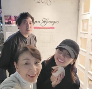 村井健太郎と村井麻友美、音無美紀子のスリーショット