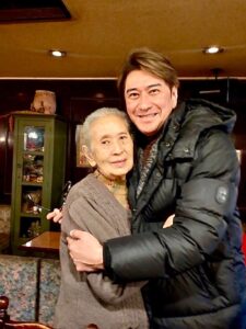 川崎麻世と母雅子がハグしている写真