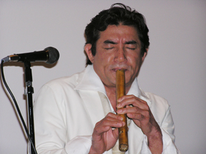 ケーナを吹く田中健