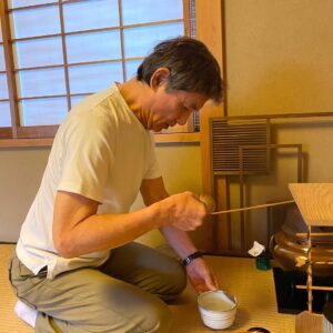 茶道をする田中健