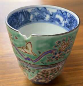 飲み口がかけた湯呑み