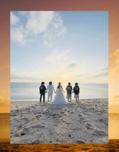 家族で手をつなぐ写真