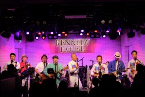 ケネディハウスでライブを行うワイルドワンズ