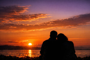 夕日に映る夫婦の後ろ姿