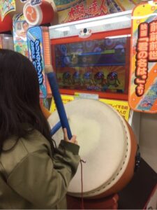 尾藤桃子の娘が太鼓の達人をプレイしている画像