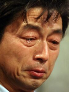 涙を流す中村雅俊