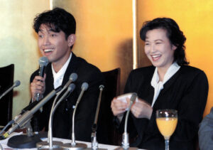 薬丸裕英と石川秀美の婚約会見