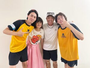 松本伊代・ヒロミ夫妻と息子２人