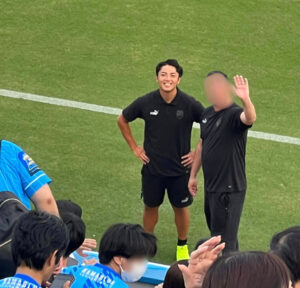 岩崎宏美の息子・益田勇気の横浜FCで通訳をしていた時の写真