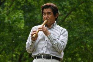 ケーナを吹く田中健
