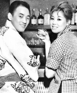 若い頃の水谷八重子と白木秀雄の２ショット写真