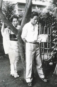 若い頃の宇野千代と東郷青児