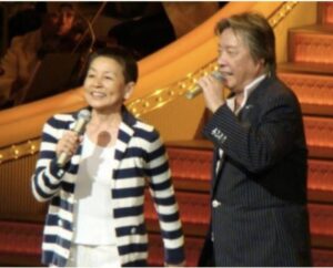 愛の挽歌を歌う三原綱木と田代みどり