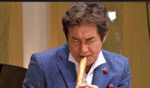 ケーナを演奏する田中健