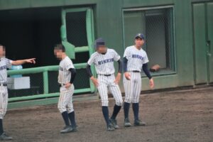 野球をする太川陽介の息子