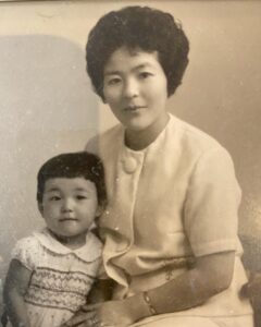 幼い頃の岩崎宏美と若い頃の母・スエ