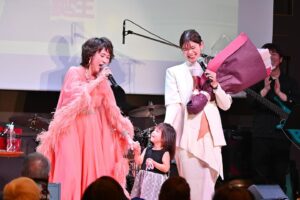 沢田亜矢子と娘・かおりと孫の3ショット写真
