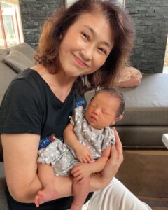 沢田亜矢子と孫の2ショット写真