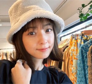 帽子をかぶる佐々木希